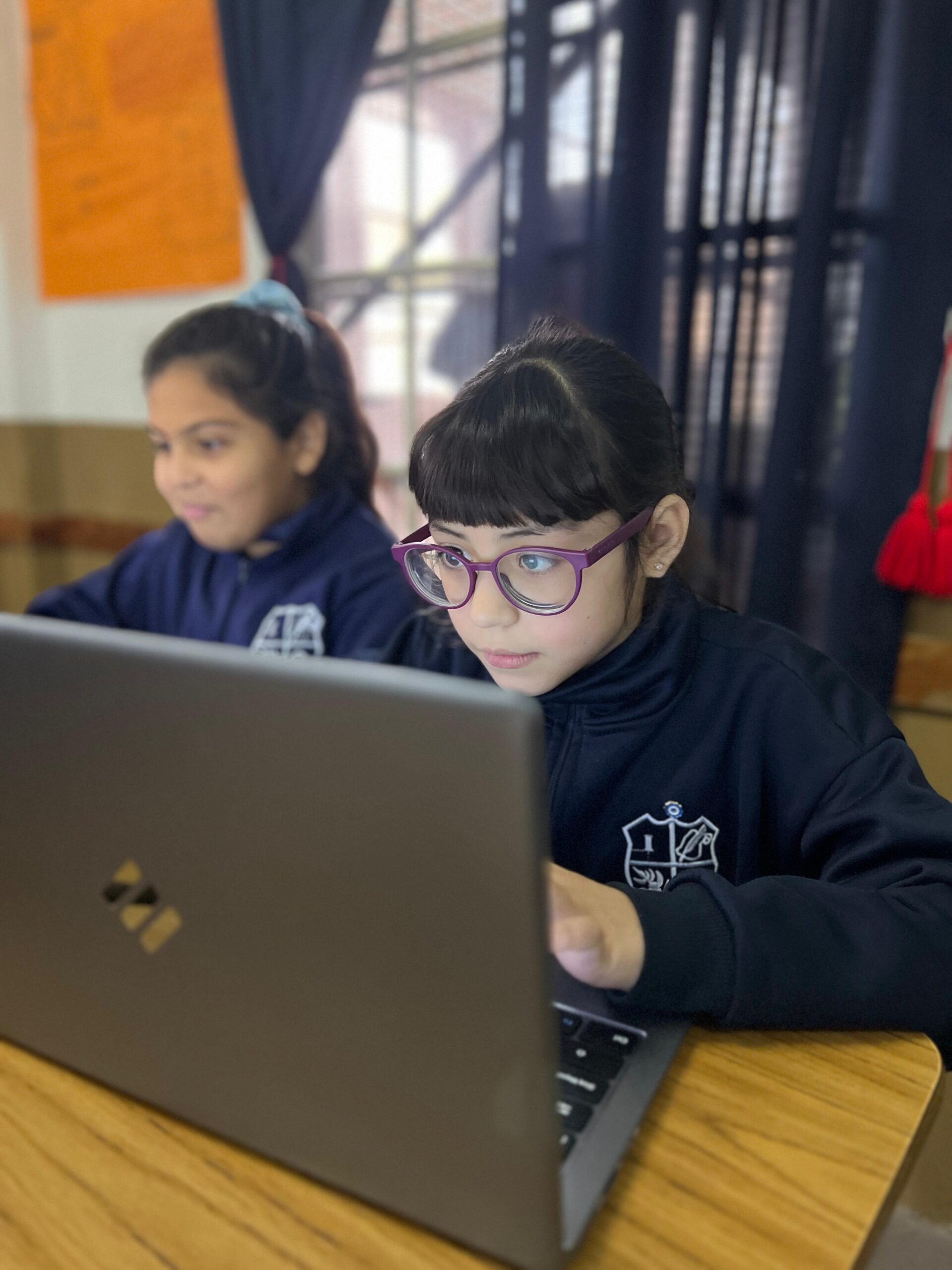 Alumnas con notebook