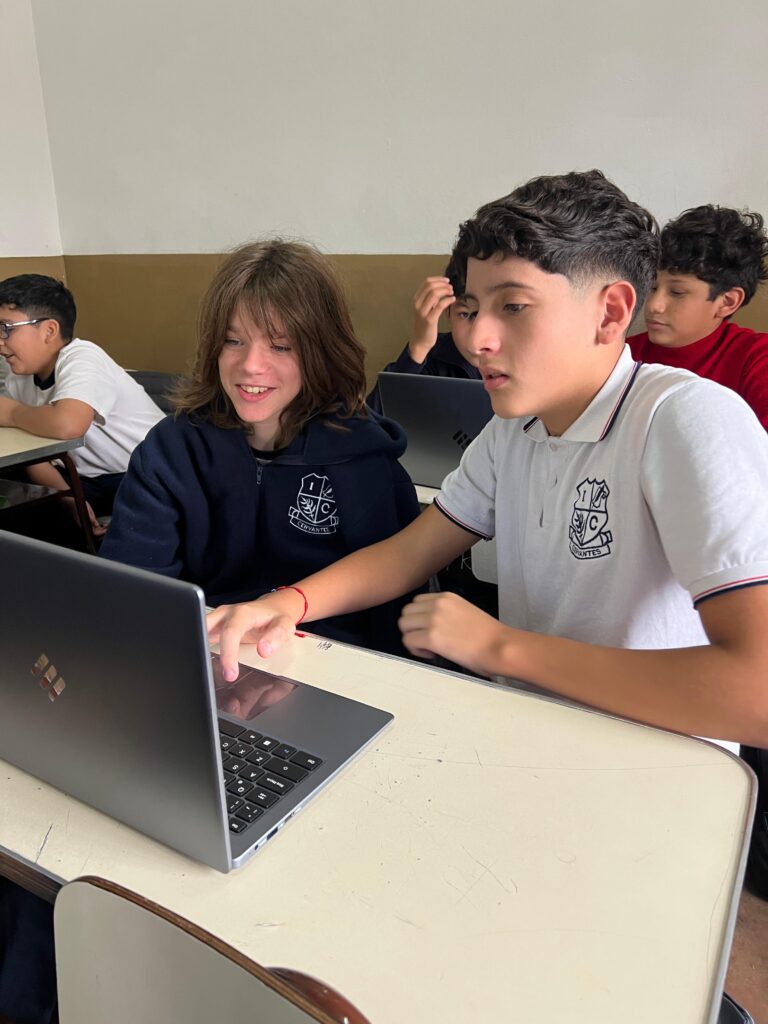 Alumnos con notebooks en clase